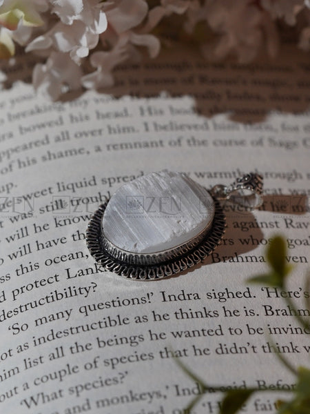 vintage pendant the zen crystals